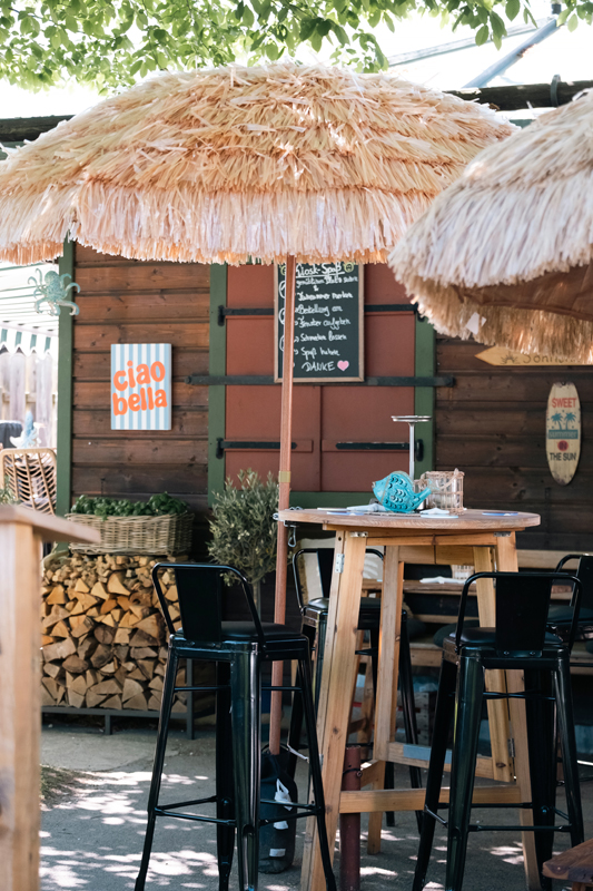 Kiosk Salute, Ambiente, Tisch, Stühle.